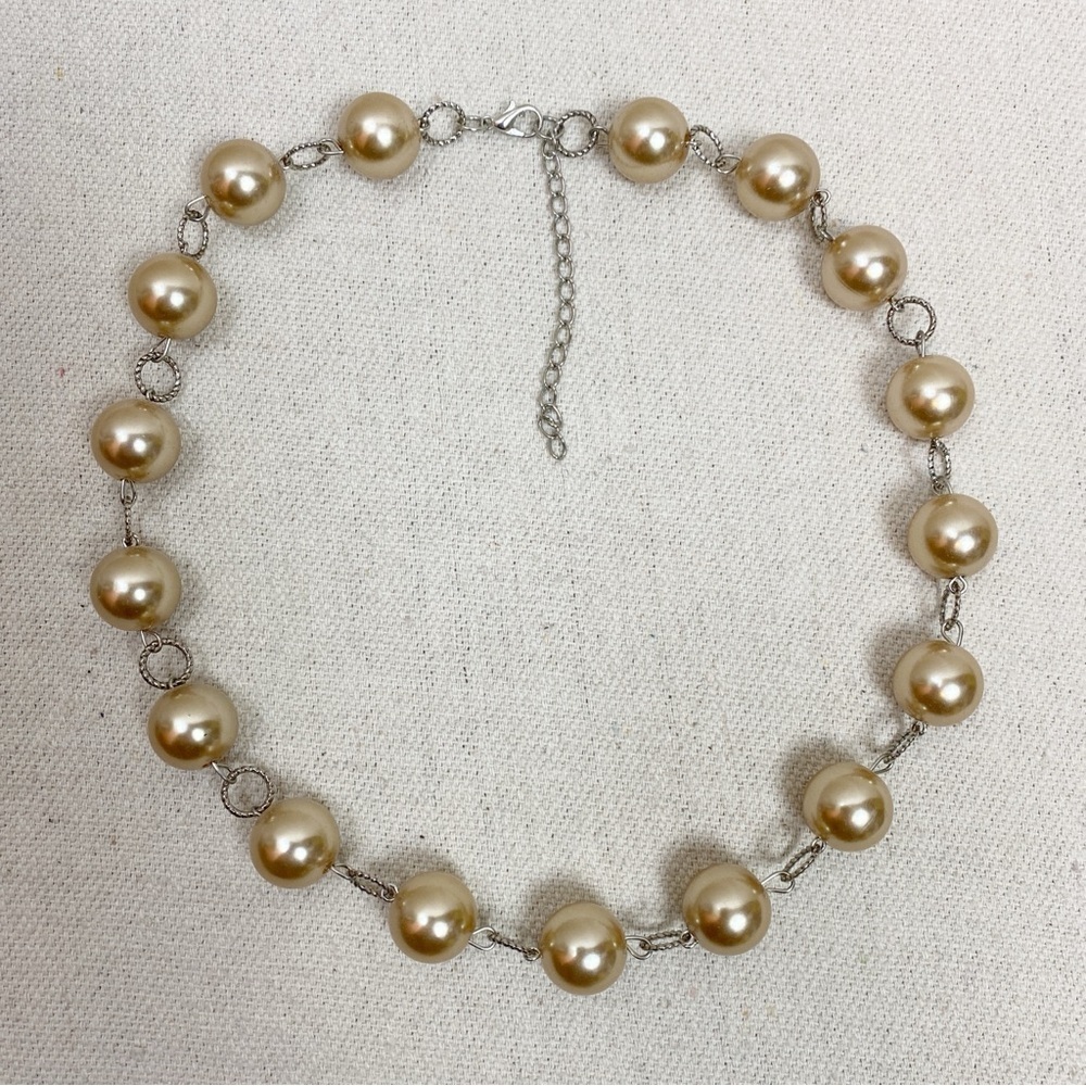 Lustrous silver tone necklace with champagne Pearls - Picture 5 of 5